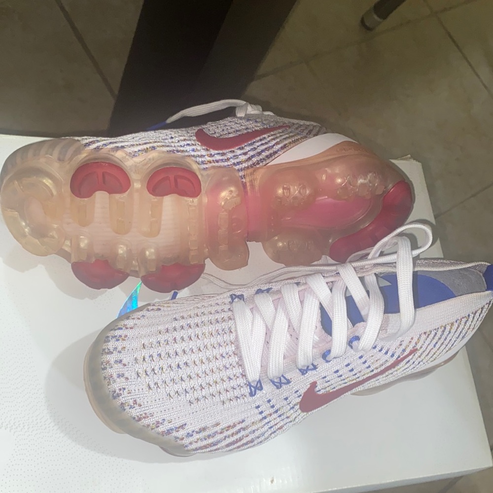 Women 6.5 vapor max white & pink sneaker